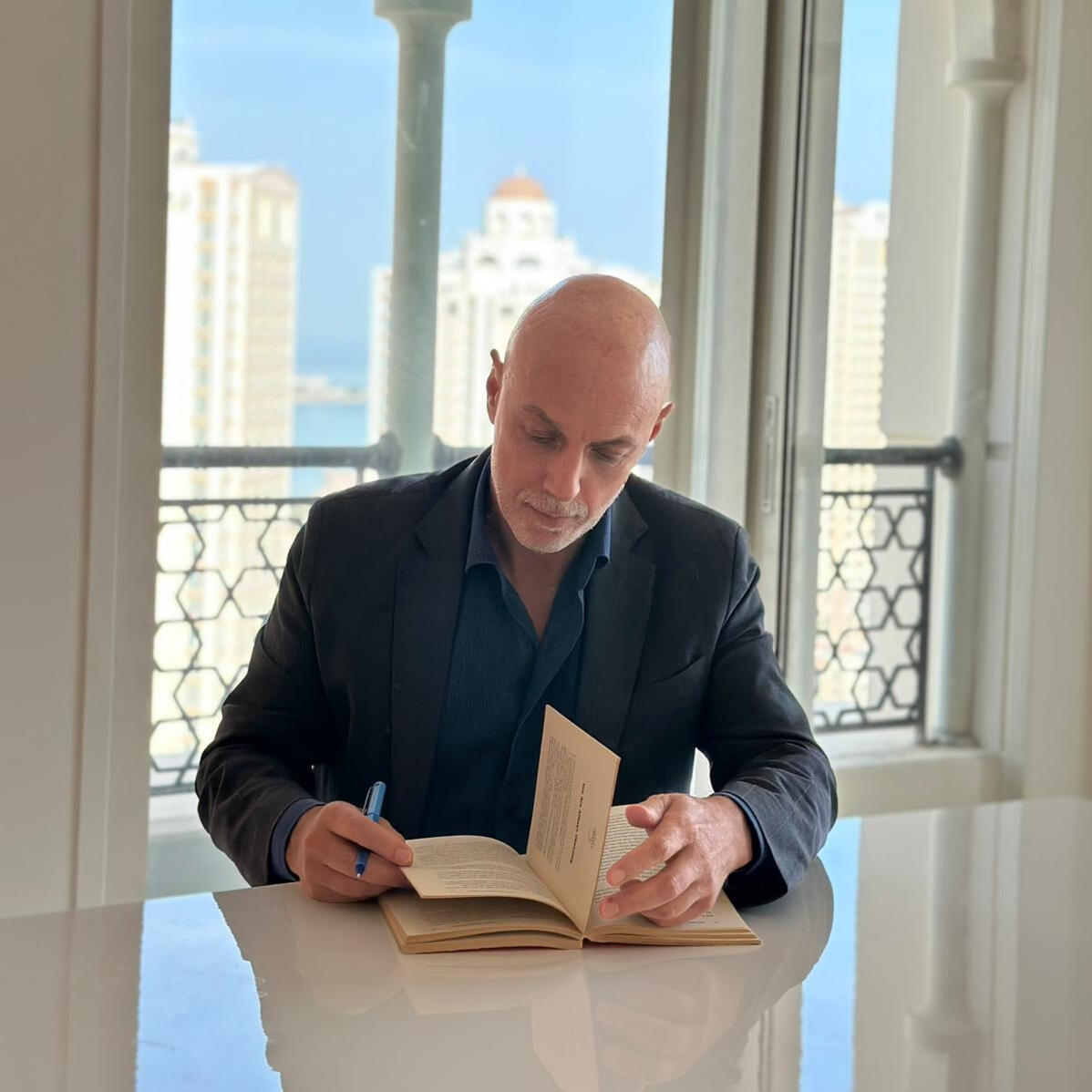 Retrato de Juan Lencioni, autor de Los Desposeídos del Cordón, leyendo